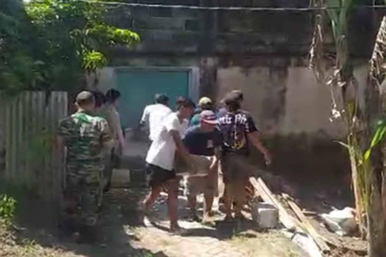 Warga saat membuka blokade jalan ke PT Dayasa Aria Prima