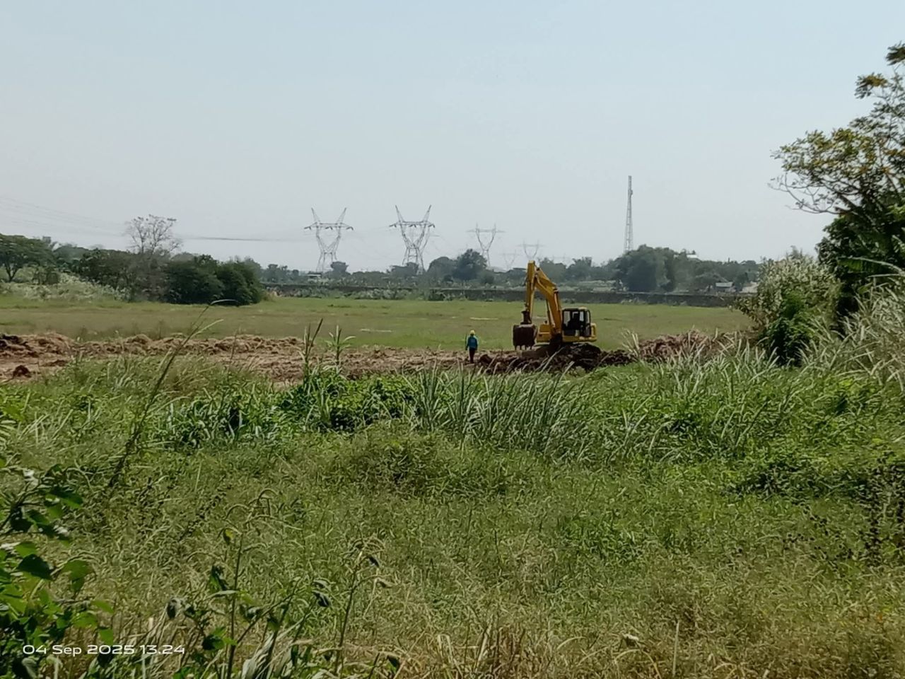 Excavator sedang menggali tanah waduk Ngepung
