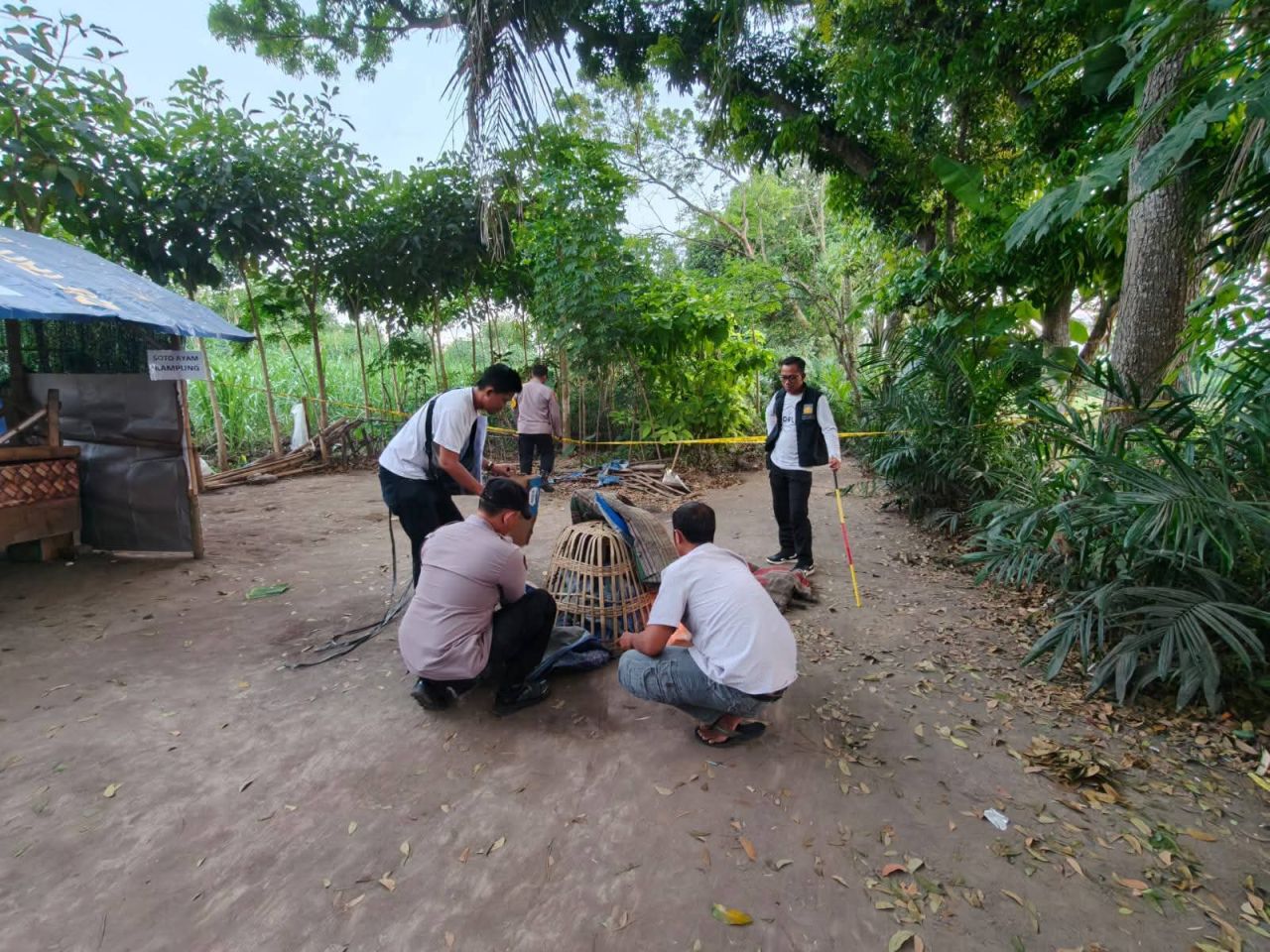 Petugas Polsek Ngadiluwih memusnahkan arena sabung ayam