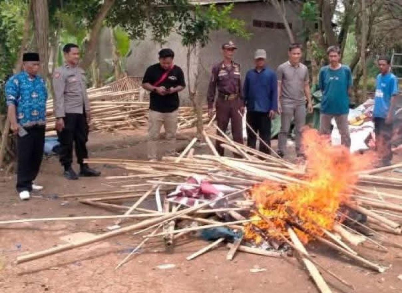Arena sabung ayam dibakar petugas Polsek Cikampek