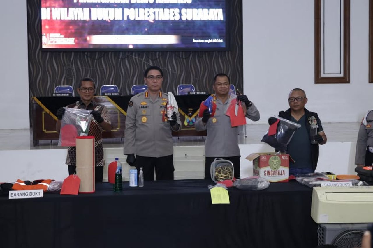 Kabid Humas Polda Jatim dan Kapolrestabes Surabaya saat konpers