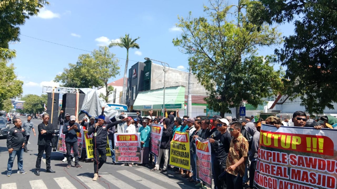 Massa demonstrasi di depan kantor Bupati Situbondo