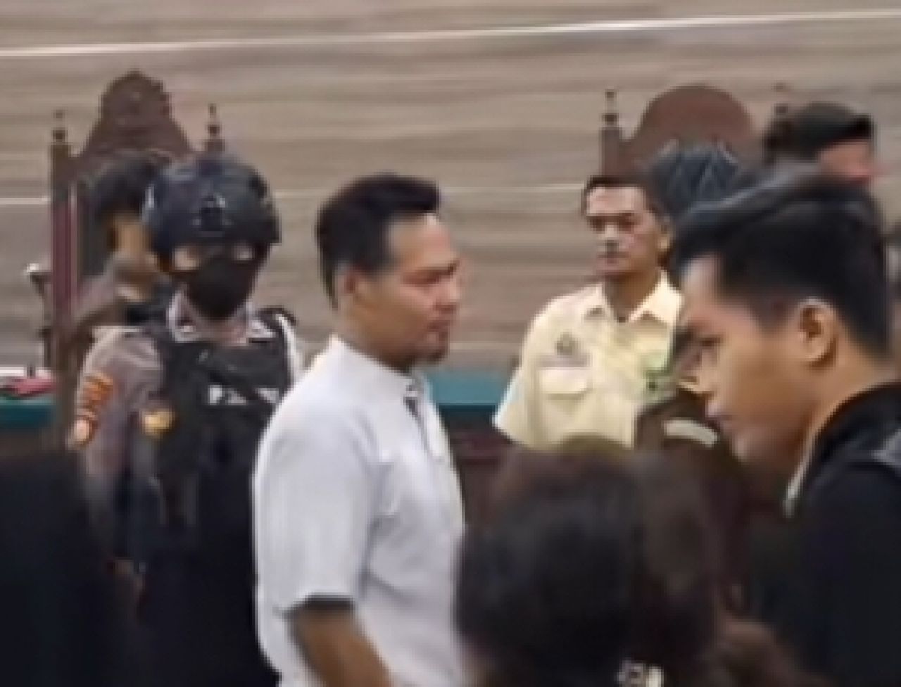 Rohmad Tri Hartanto (kemeja putih) usai sidang vonis