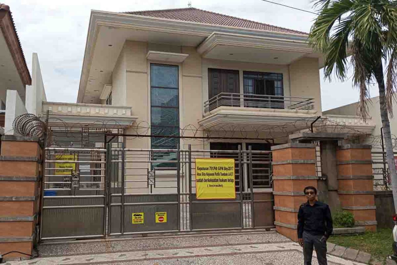 Ahmad Fatoni di depan objek rumah yang saat ini dikuasai oleh Jeremy Gunadi