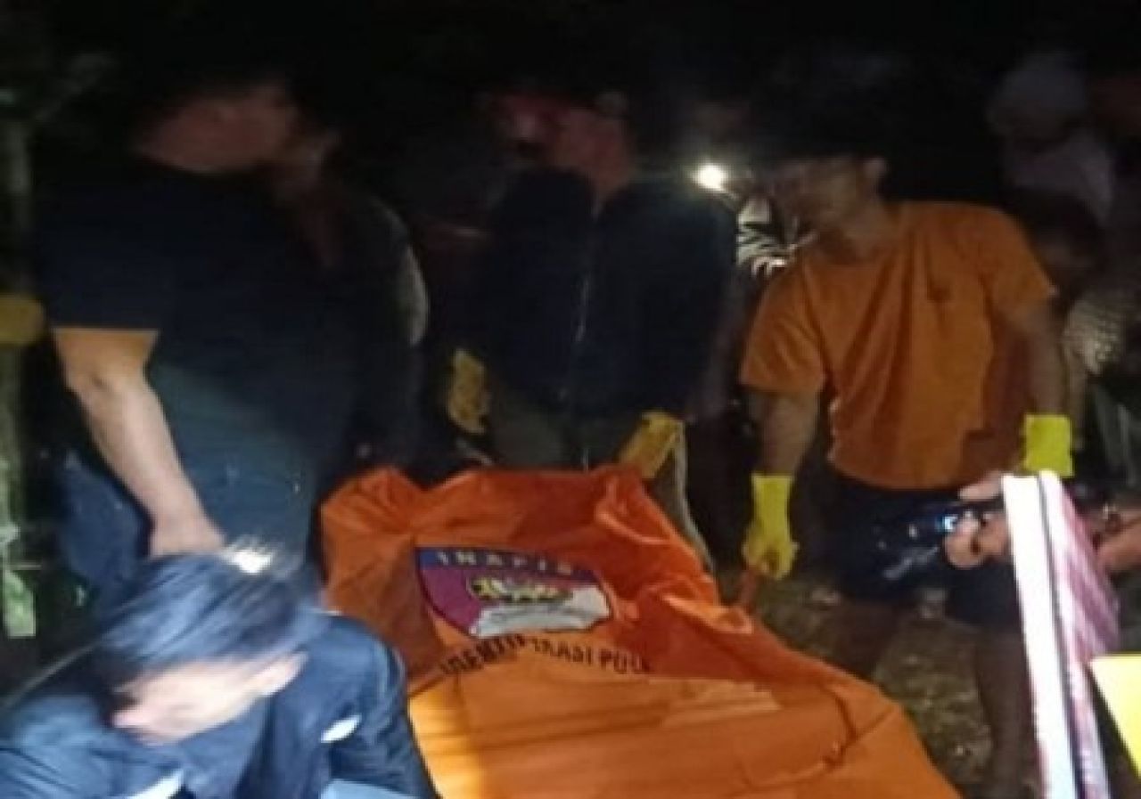 Polisi mengevakuasi jasad Melky Refanta