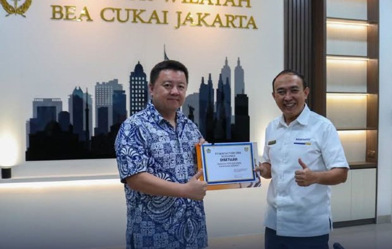 Penyerahan sertifikat Izin Fasilitas Kawasan Berikat