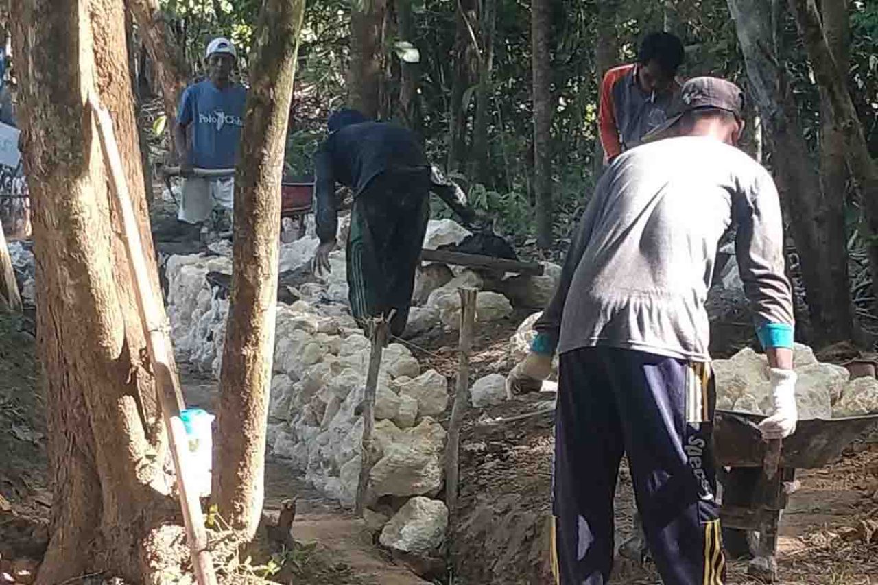 Pekerjaan Irigasi P3A di Desa Komis