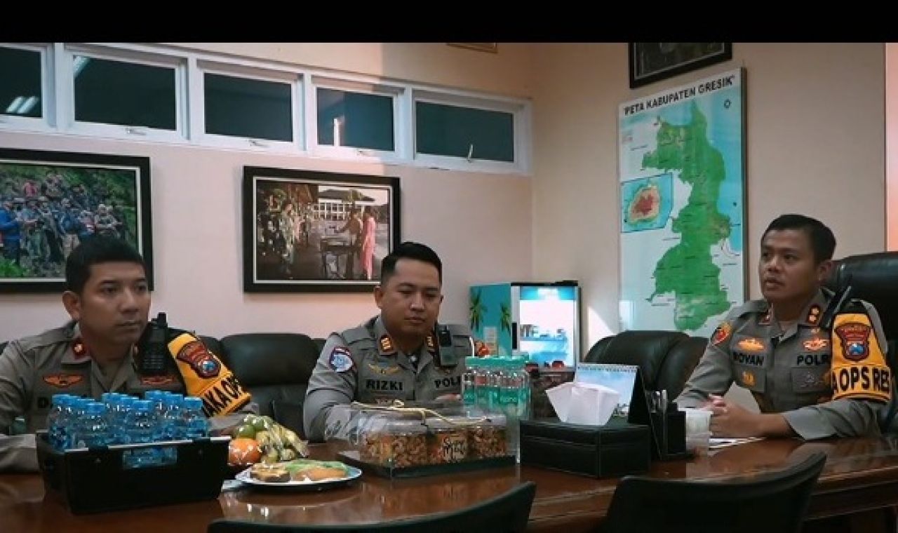 Kapolres Gresik bersama Waka Polres Gresik dan Kasatlantas Polres Gresik