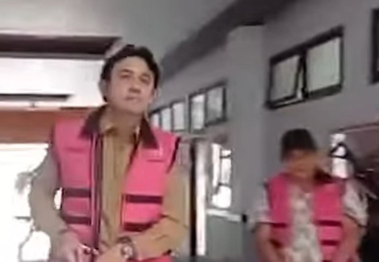 Imam Fauzi saat mau ditahan di Kejari Sidoarjo