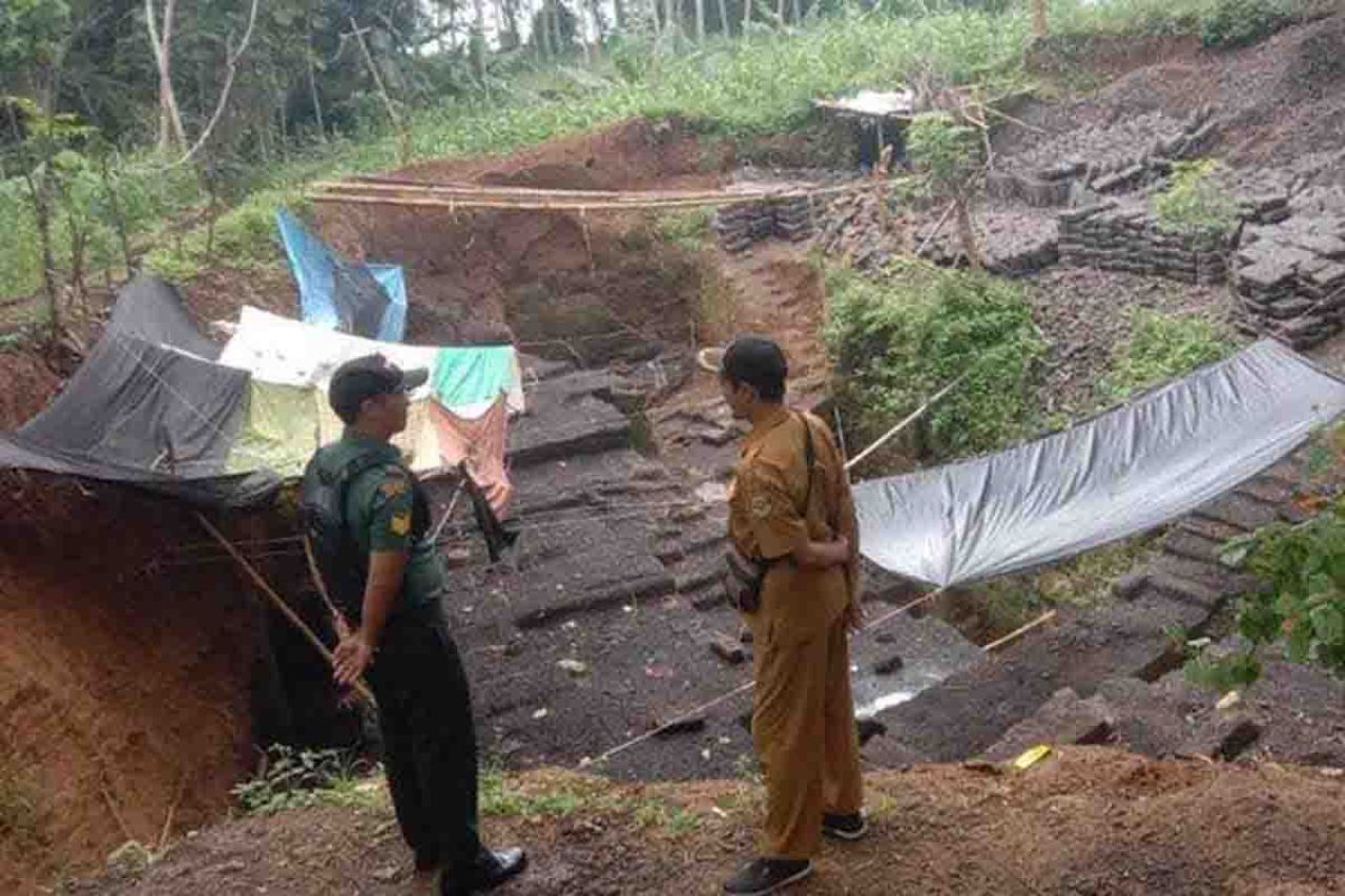 Tambang batu padas di Desa Banyuputih