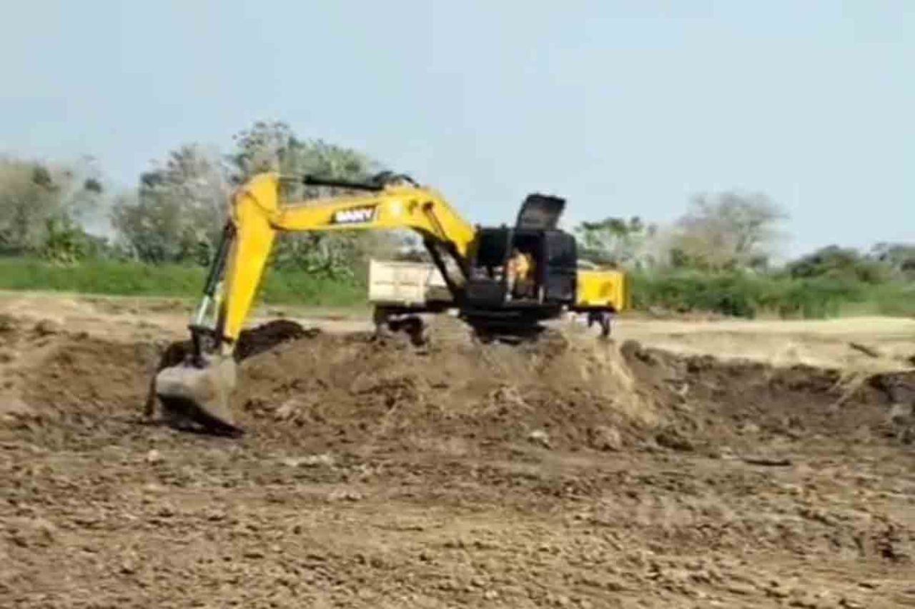 Alat berat yang digunakan untuk aktivitas tambang di Desa Bedanten