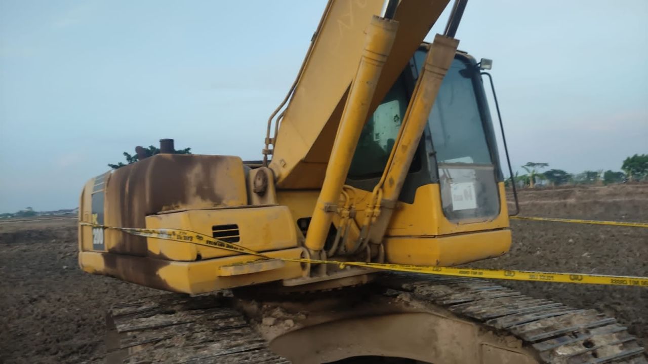 Polisi memasang police line di bego yang digunakan untuk tambang ilegal. (Foto arsip)