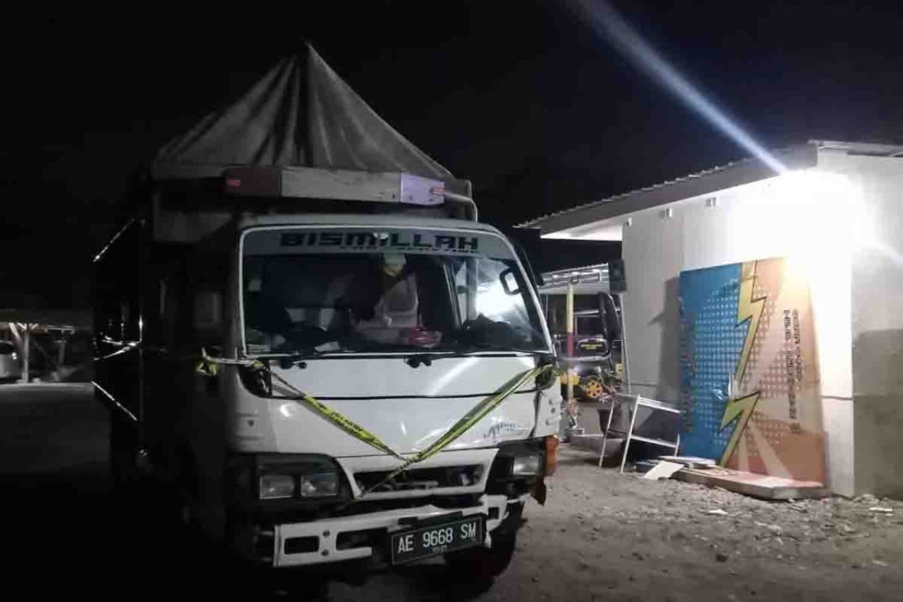 Truck R6 Merk Isuzu Elf warna putih dengan No.Pol AE 9668 YM yang dikemudikan oleh Farhan Edi Cahyo Widodo.