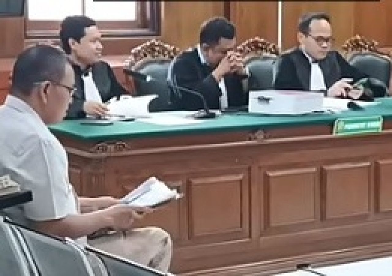 Direktur PT Standar Beton Indonesia, Berni saat sidang