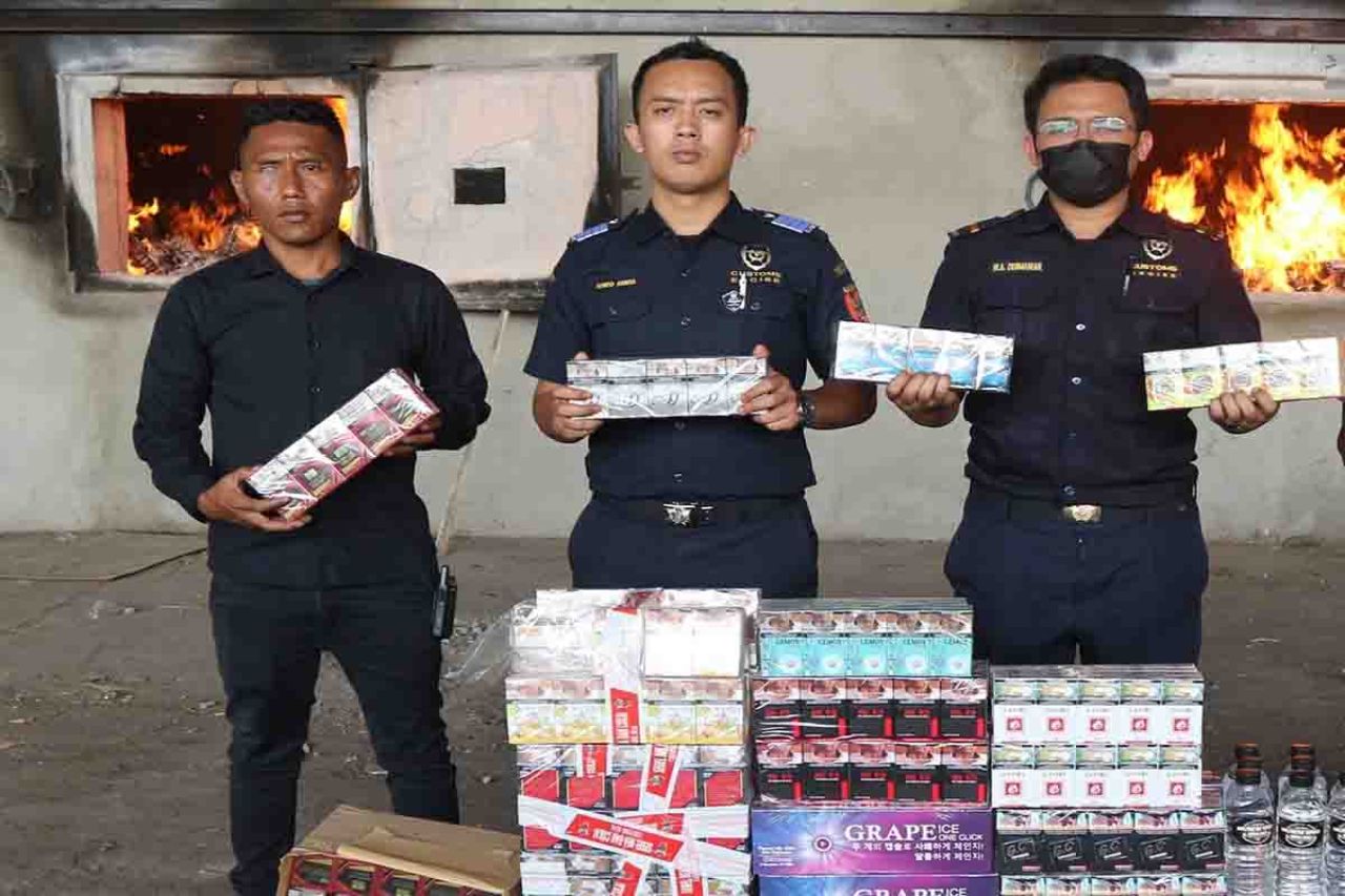 Pemusnahan rokok ilegal oleh Bea Cukai Malang
