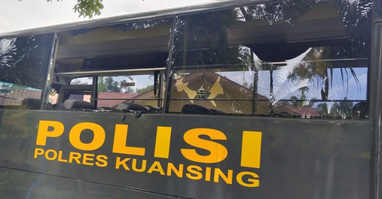 Bus Polres Kuantan Singingi yang dirusak oleh massa