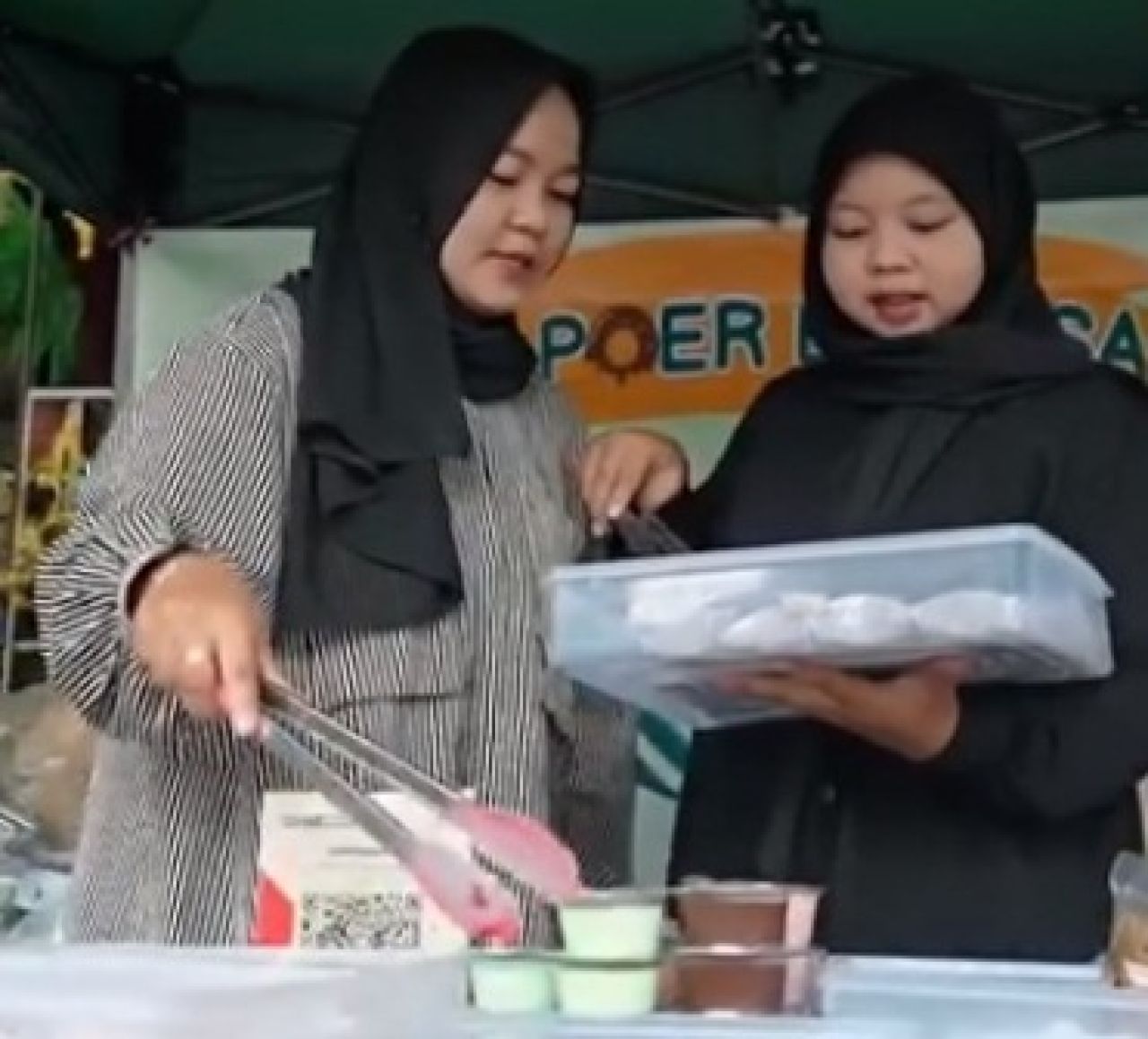 Salma Almira Rahmawati (kiri)