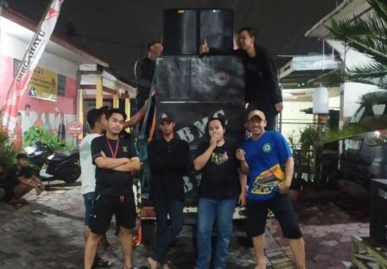 Warga Dusun Semambung dan sound system yang disiapkan untuk mendukung aksi demo