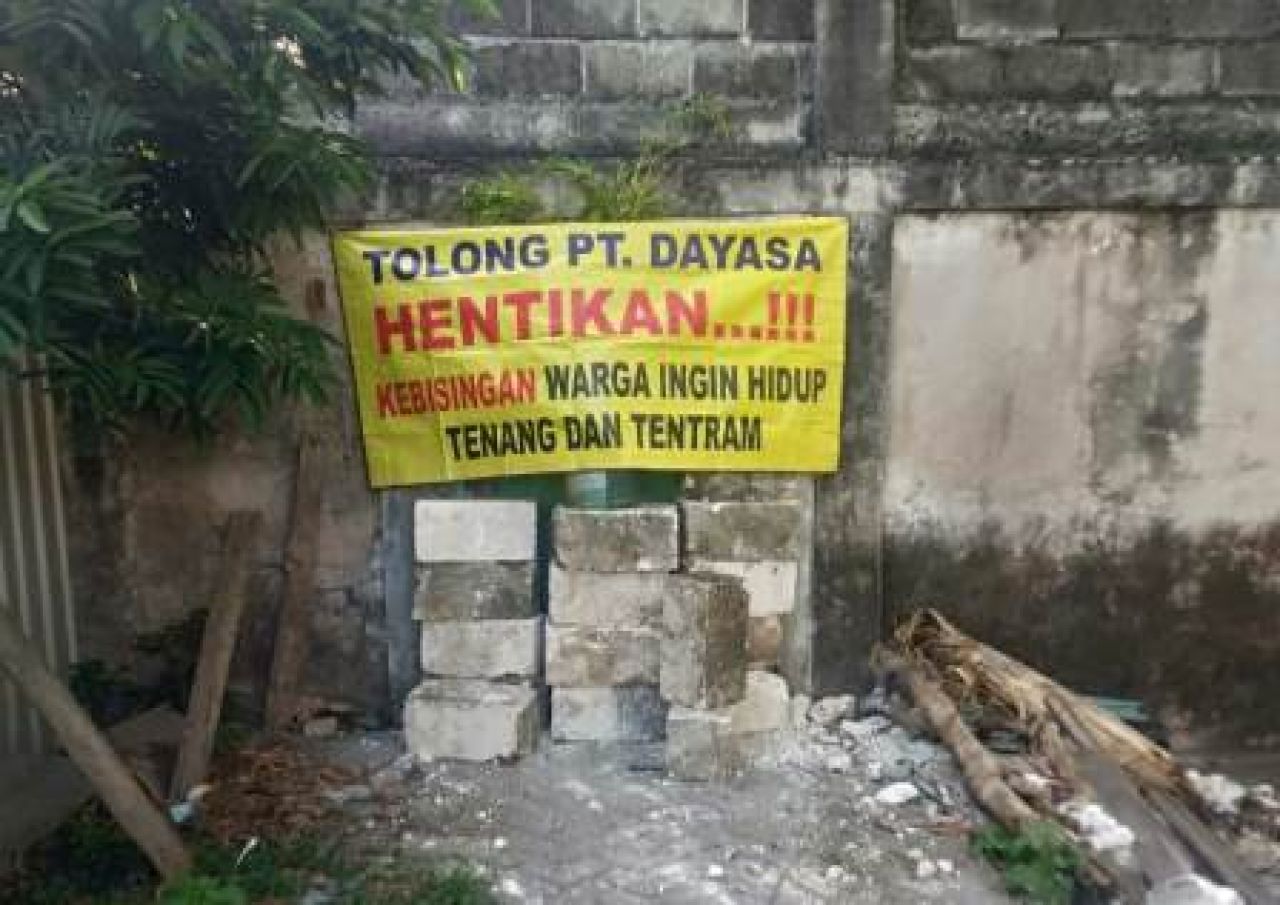 Penutupan akses jalan ke pompa air sungai PT Dayasa Aria Prima