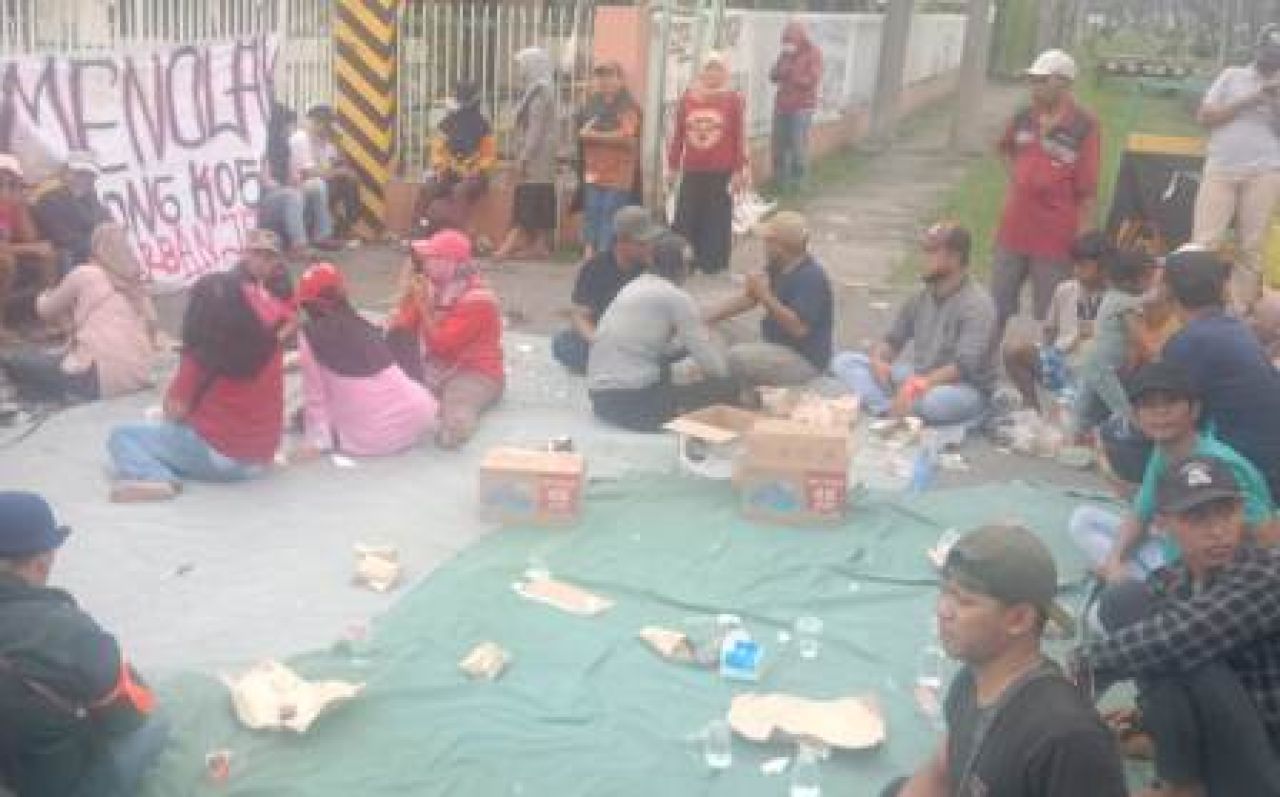 Aksi demo warga Dusun Semambung di depan pabrik PT Dayasa Aria Prima