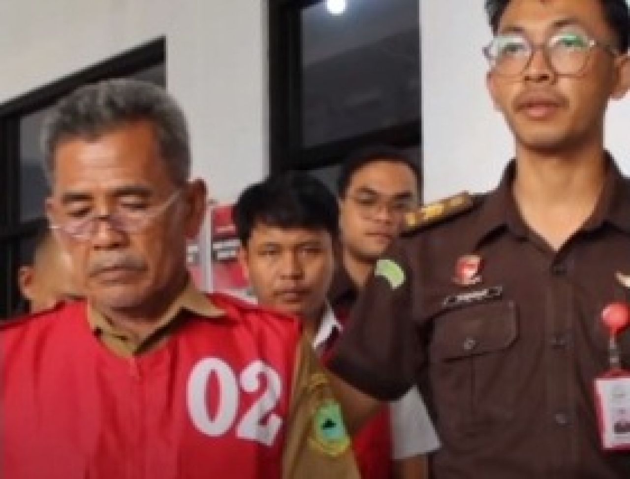 Kepala Desa Gunungaci dan Kaur Keuangan Desa Gunungaci