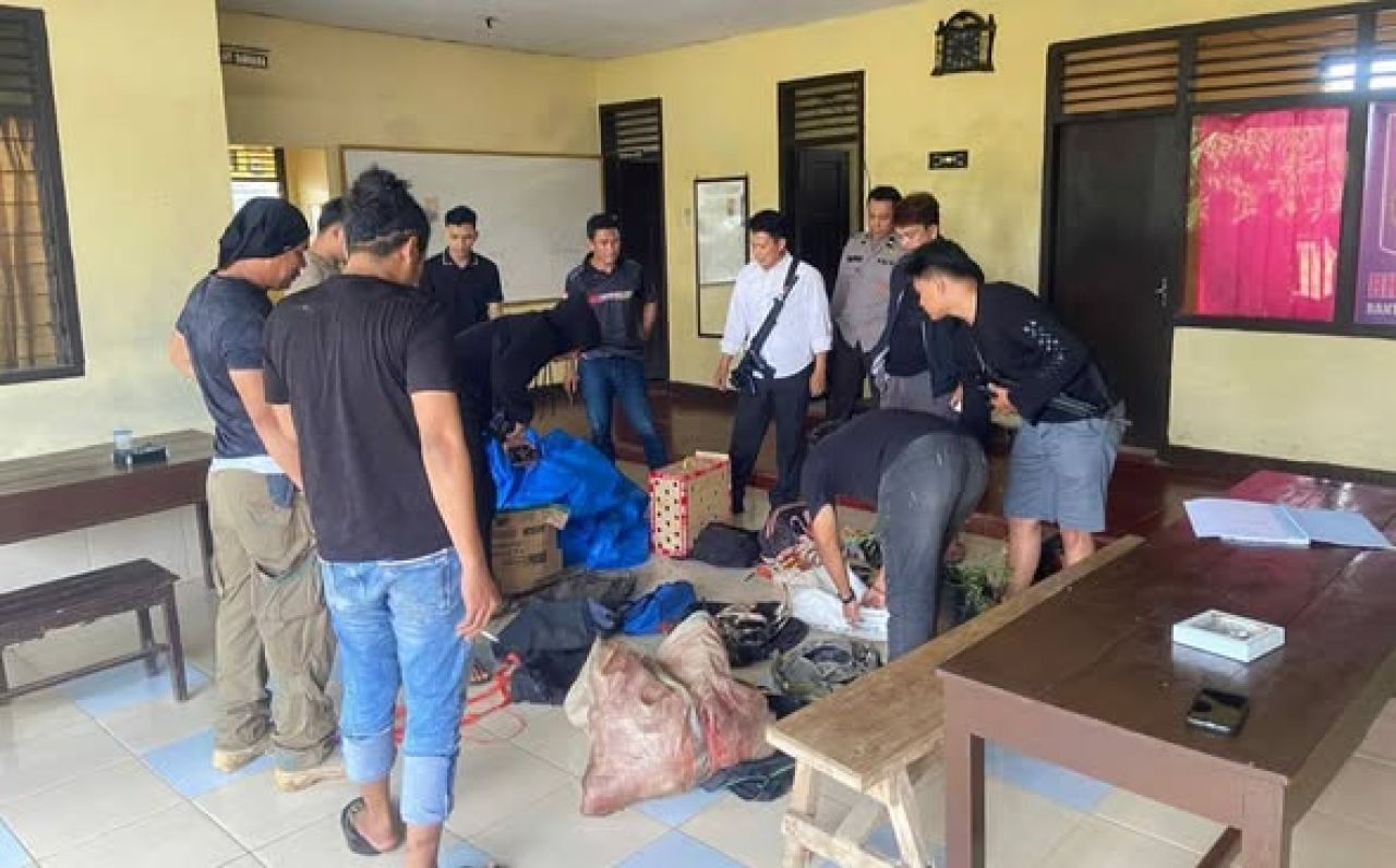 Barang bukti sabung ayam yang diamankan Polsek Sinjai Selatan