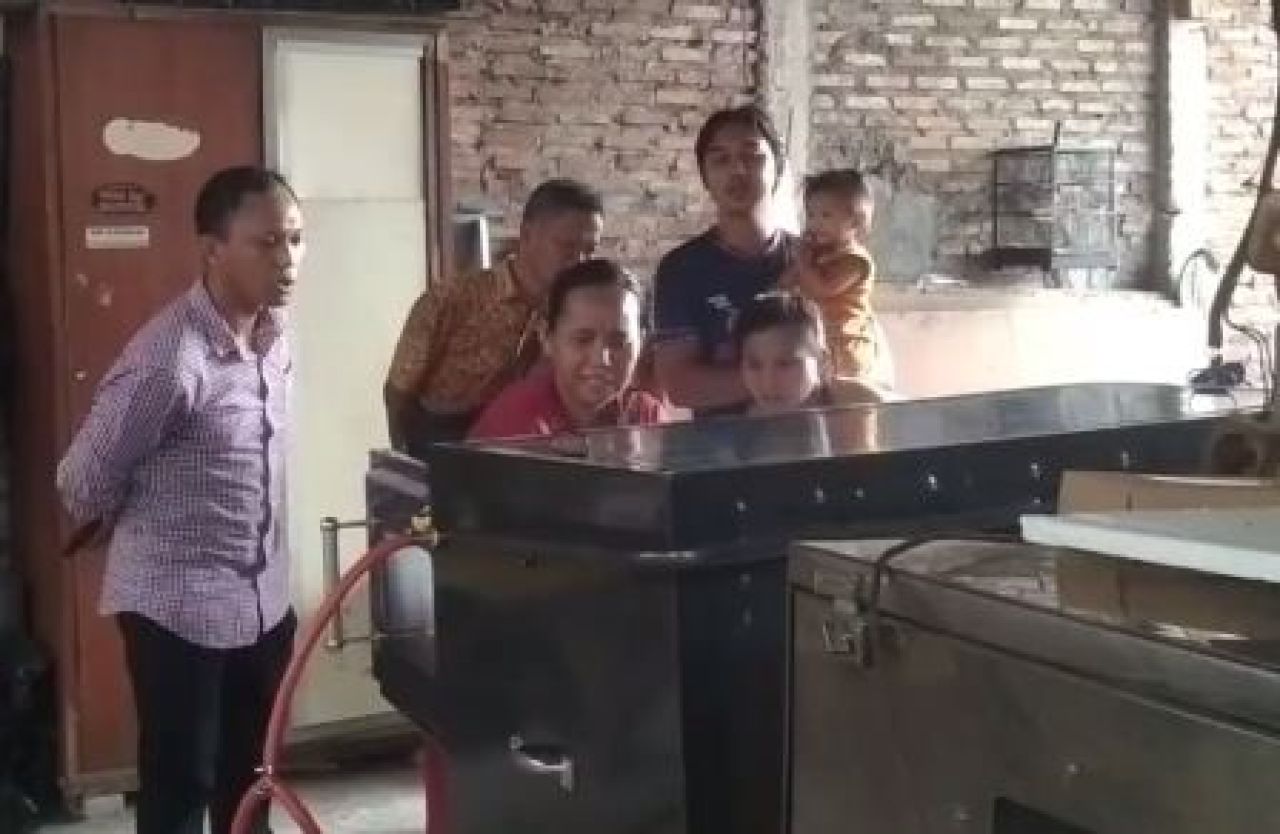 Alat pemanggang roti hemat energi di Desa Setro