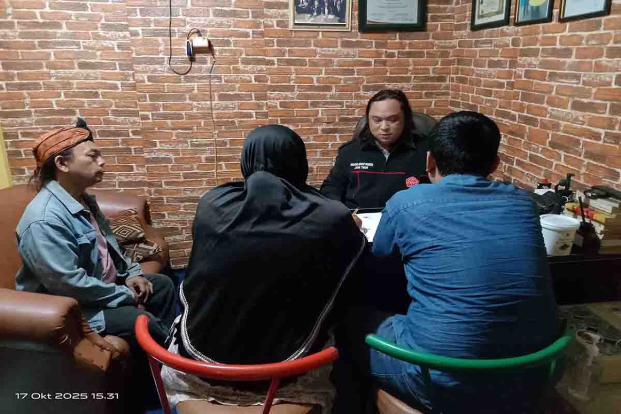 Dodik Firmansyah dan Sukardi saat menerima IW di kantornya