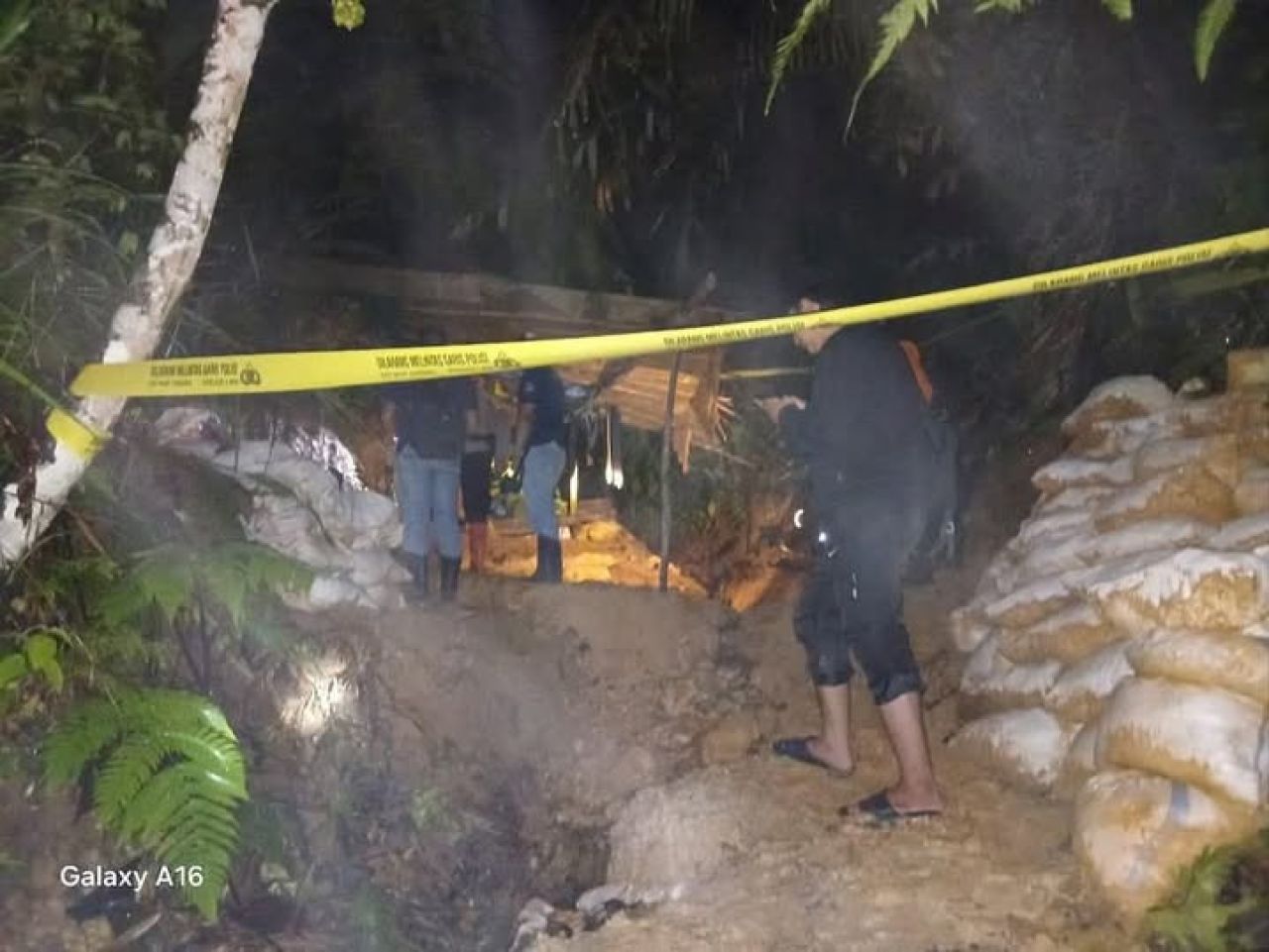 Lokasi tambang emas dipasang garis Polisi