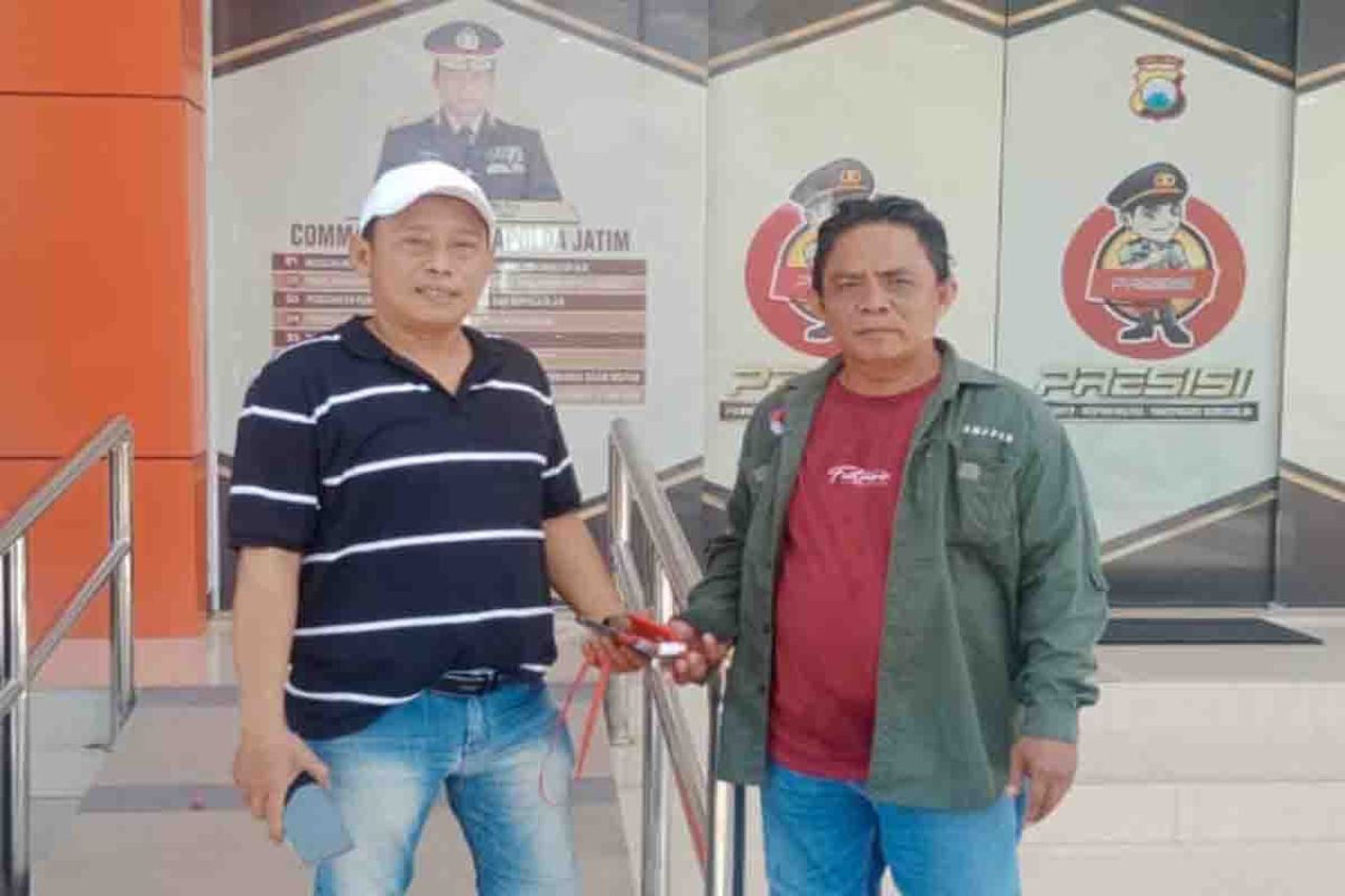 Santoso alias Jack dan Aris Gunawan saat mau laporan di SPKT Polres Gresik