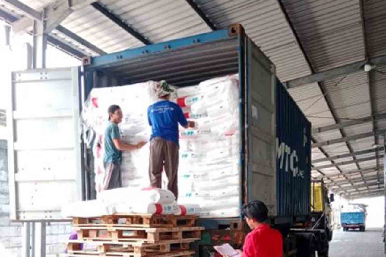 Muat biji plastik dari PT Dutabudi Tulusrejo. (Foto arsip)