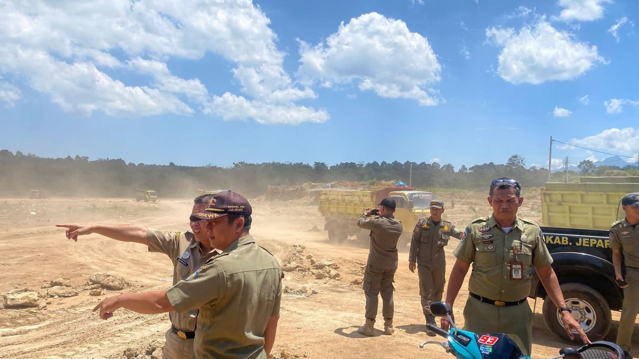 Tim Terpadu Penataan Pertambangan MBLB segel tambang ilegal