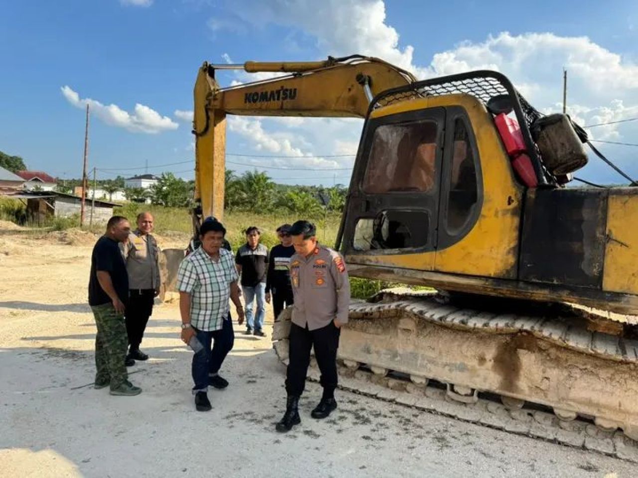 1 unit excavator di lokasi tambang ilegal