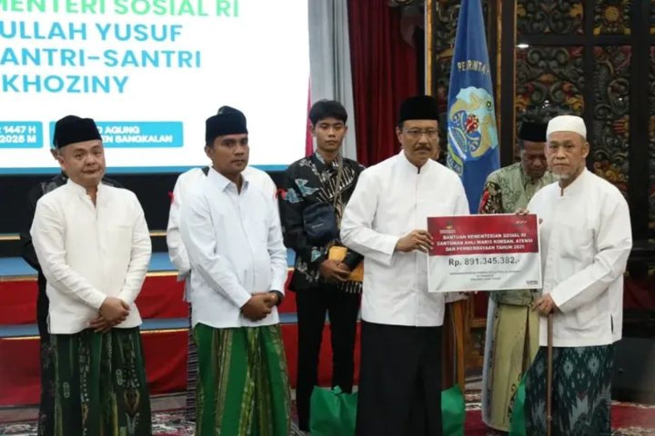 Menteri Sosial bersama jajaran Pemkab Bangkalan menyerahkan tali asih ke Pengasun Ponpes Al Khoziny