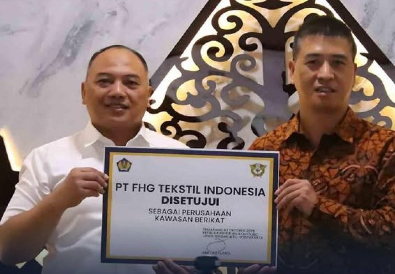 Penyerahan izin Kawasan Berikat ke PT FHG Tekstil Indonesia