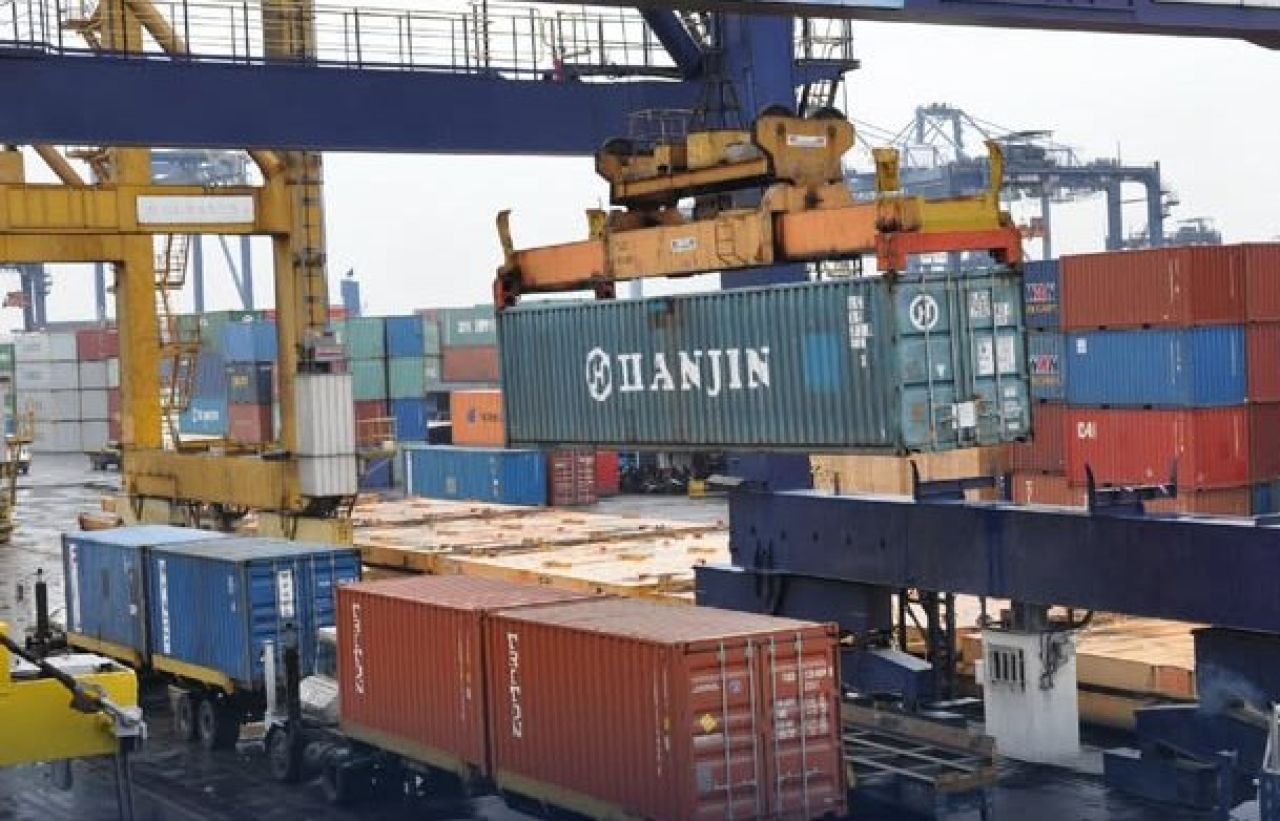 Kontainer di Pelabuhan