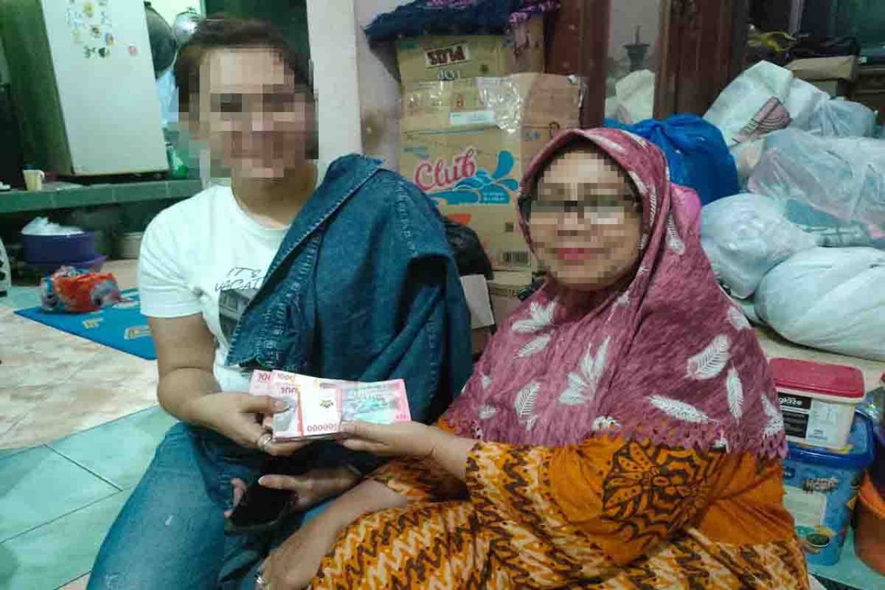 Ibu EP saat menyerahkan uang Rp 40 juta ke IS untuk DP mobil