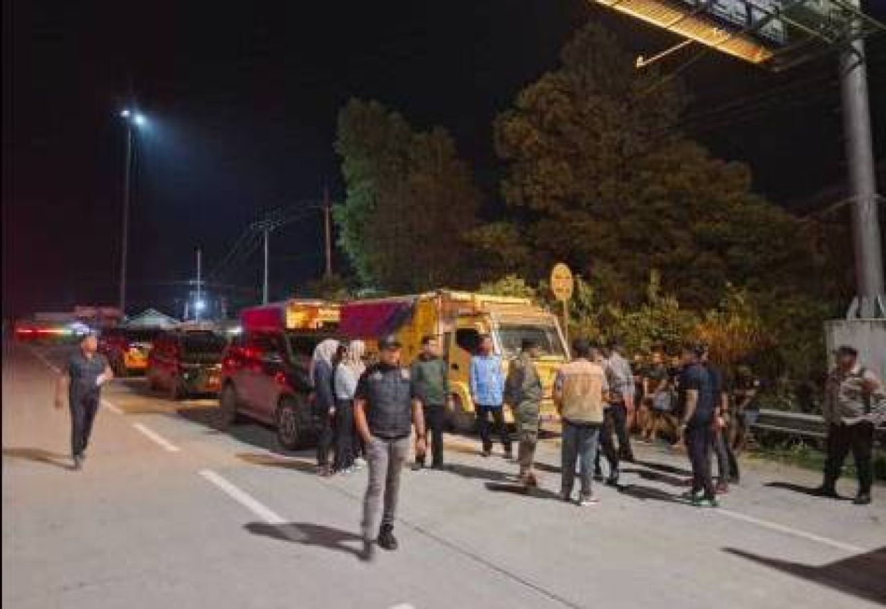 Aparat gabung saat mengamankan truk berisi baru bara ilegal dari kawasan delineasi IKN (dok. istimewa)