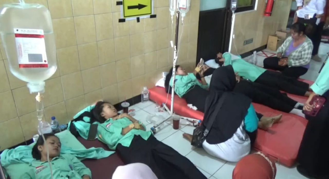Siswa SMKN 1 Sine yang keracunan