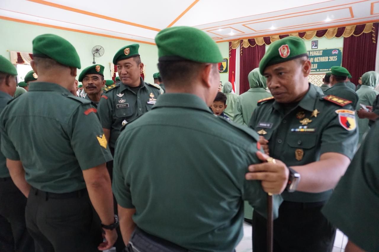 Dandim Bangkalan memimpin upacara kenaikan pangkat personilnya