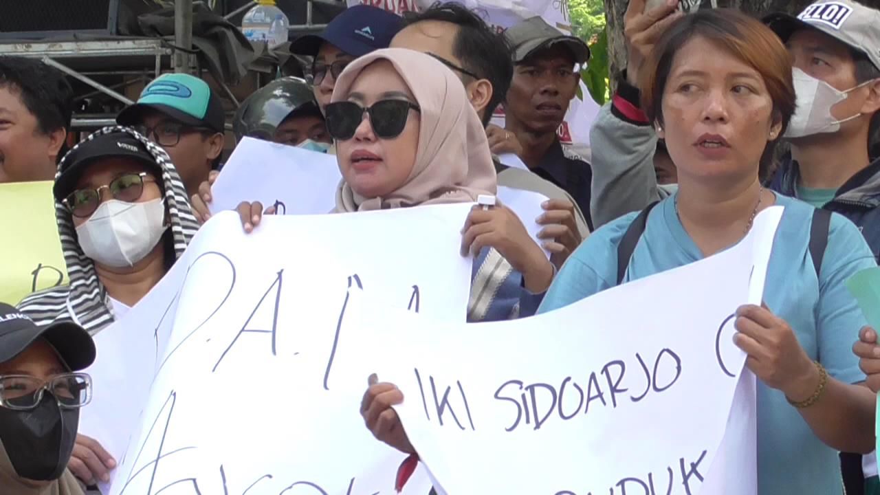 Aksi warga Perumahan Alana Regency