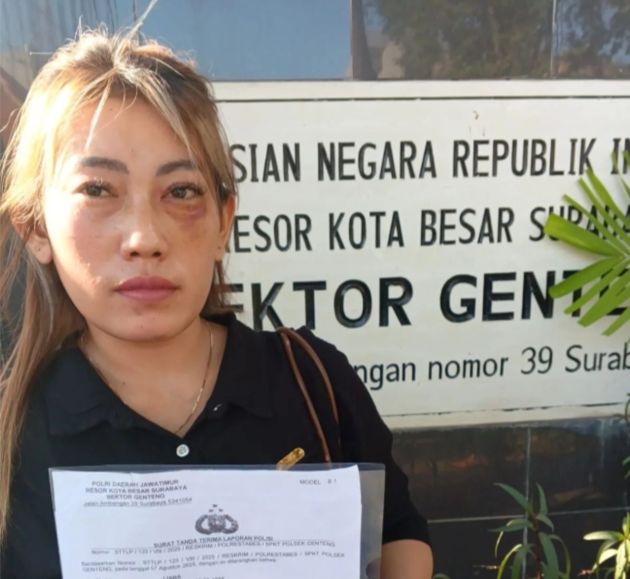 Liana usai di Polsek Genteng Surabaya