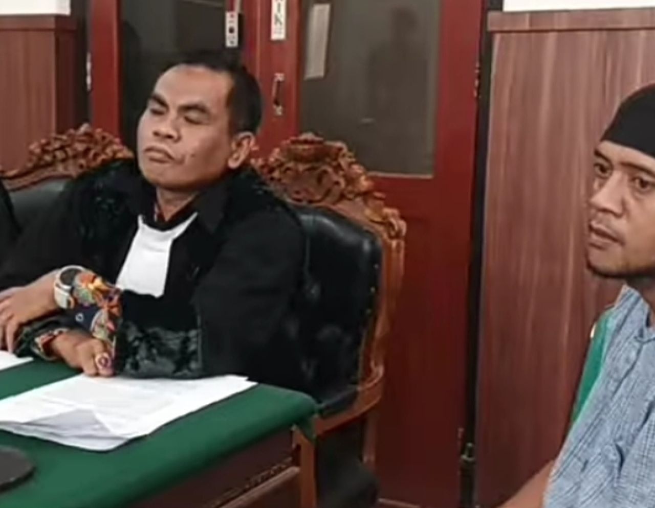 Ari Kuswara (kanan) bersama Kuasa Hukumnya