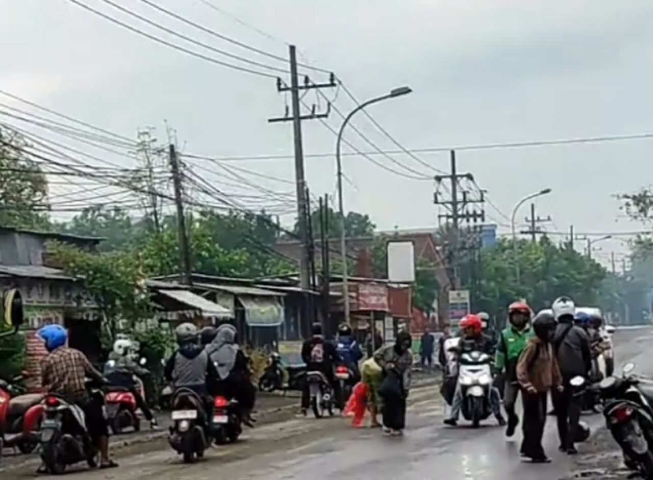 Pemotor jatun di Jalan Bringkang, Kecamatan Menganti, Kabupaten Gresik
