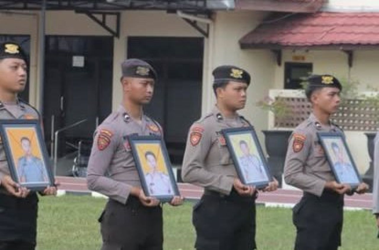 4 foto anggota Polisi yang dipecat