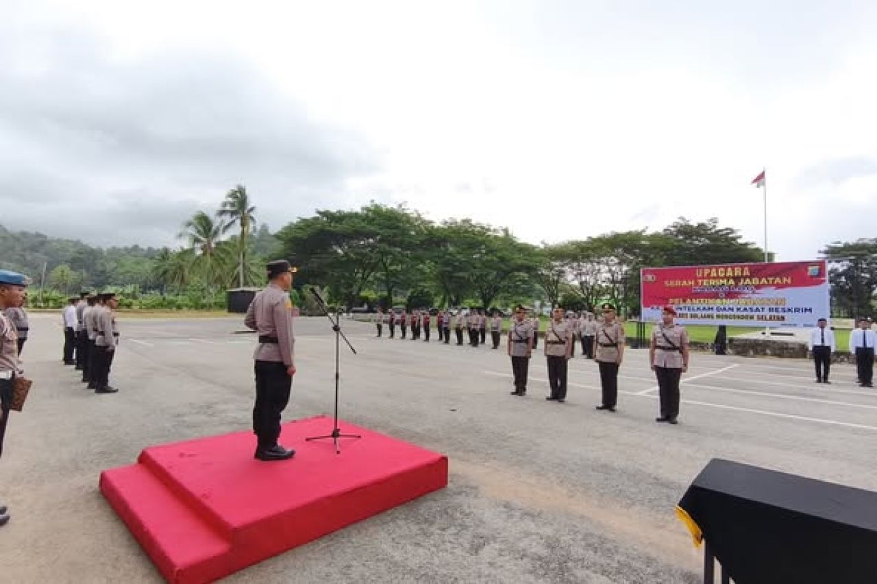 Kapolres Bolaang Mongondow Selatan memimpin upacara serah terima jabatan