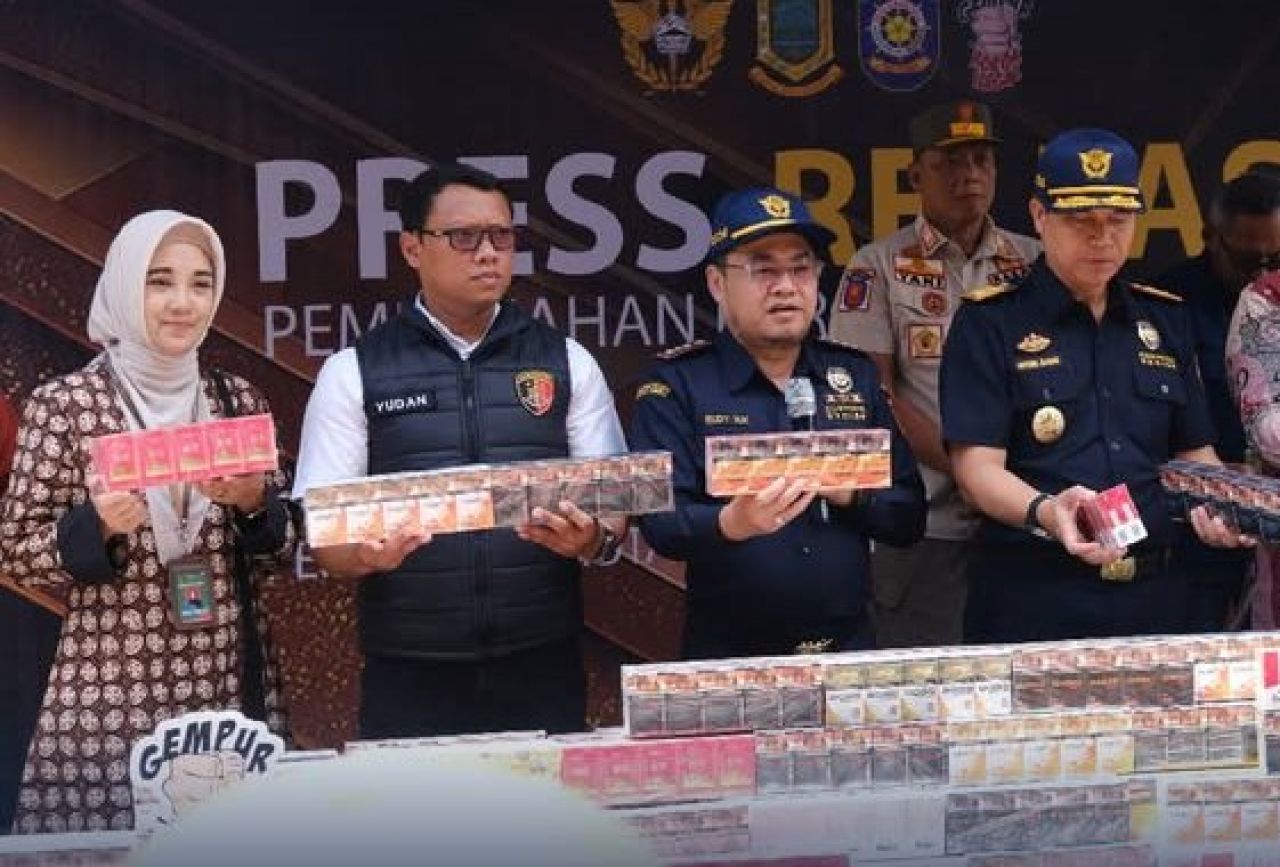 Seremoni pemusnahan rokok ilegal di Pemkot Mojokerto