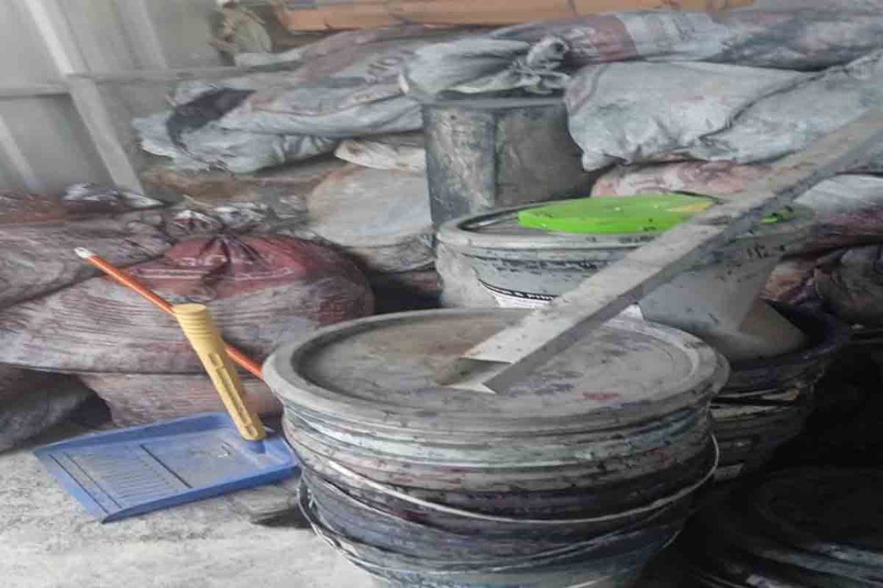 Limbah B3 yang ditimbun di gudang pabrik tinta di Desa Sumput