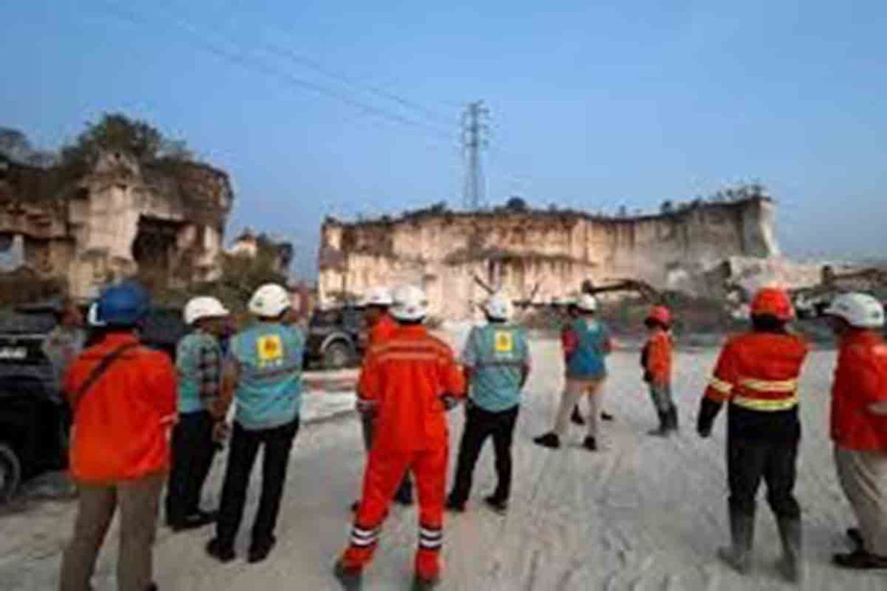 Petugas PLN tinjau SUTT di Desa Pantenan