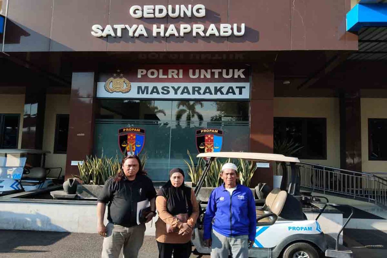 Rita Astari dan Dodik Firmansyah usai pemeriksaan di Bidpropram Polda Jawa Timur